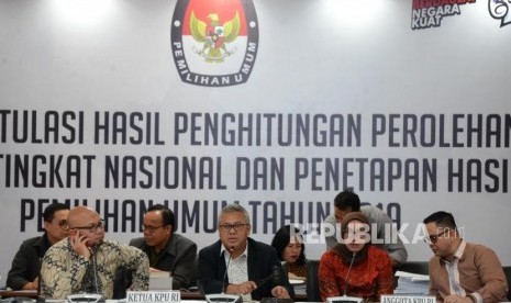 Ketua KPU Arief Budiman (tengah) saat memimpin Rapat Pleno Rekapitulasi Hasil Penghitungan dan Perolehan Suara Tingkat Nasional Dalam Negeri dan Penetapan Hasil Pemilu 2019 di Kantor KPU, Jakarta.