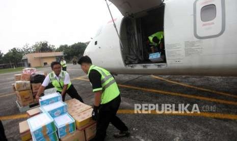 Petugas memindahkan bantuan logistik, makanan dan obat-obatan ke dalam pesawat jenis ATR 72 - 500 Pelita Air Service di Bandara Pertamina Pondok Cabe, Tangerang Selatan, Banten, Selasa (2/10).