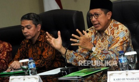 Direktur Pemberdayaan Zakat dan Wakaf Direktorat Jenderal Bimbingan Masyarakat Islam Kementerian Agama Fuad Nasar bersama Menteri Agama Lukman Hakim Saifuddin (dari kiri) memaparkan penjelasan saat konferensi pers di Kantor Kementerian Agama, Jakarta, Rabu (7/2).