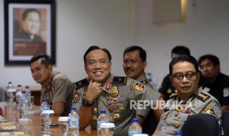 Humas Polri. Karo Penmas Divisi Humas Polri Brigjen Pol Dedi Prasetyo (tengah) menyimak paparan saat berkunjung ke Kantor Republika, Jakarta, Selasa (5/3).