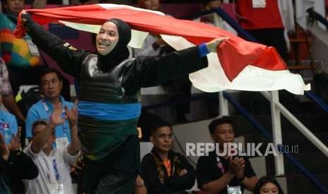 Pesilat Indonesia Sarah Tria Monita (pita biru).