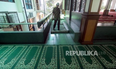 Petugas merapihkan karpet sajadah di Masjid Agung Sunda Kelapa (ilustrasi) 