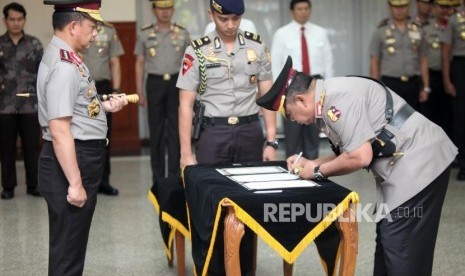 Kapolda Kalimantan Utara Bridjen Pol Indrajit (kanan) menandatangi surat serah terima jababatan disaksikan Kapolri Jenderal Pol Tito Karnavian (kiri) di Mabes Polri, Jakarta, Kamis (15/3).