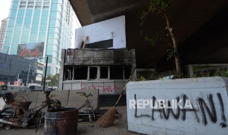 ondisi bangunan pos polisi bundaran slipi yang hangus terbakar pasca aksi demo pelajar tolak UU KPK hasil revisi dan RKUHP di kawasan Petamburan, Jakarta, Kamis (26/9/2019).