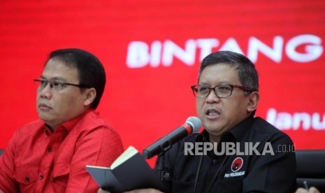 Sekjen DPP Partai Demokrasi Indonesia Perjuangan (PDIP) Hasto Kristiyanto memberikan keterangan kepada media di Kantor DPP PDIP, Jakarta, Selasa (9/1).