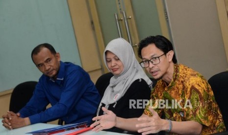 Ketua Presidium Medical Emergency Rescue Committee (MER-C) Sarbini Abdul Murad bersama Head Of Fundraising Division Luly Larissa dan Presidium MER-C Arief Rachman (dari kiri) memaparkan pendapat saat berkunjung ke kantor Republika, Jakarta, Kamis (9/5).