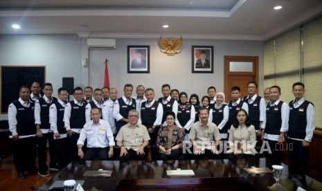 Menteri Kesehatan Nila F Moeloek berfoto bersama usai memberikan arahan saat pelepasan tim advance dan tim Petugas Penyelenggara Ibadah Haji (PPIH) Bidang Kesehatan di Kantor Kementerian Kesahatan, Jakarta, Senin (1/7).