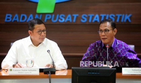 Menteri Agama Lukman Hakim Saifuddin (kiri) bersama Kepala Badan Pusat Statistik Suharitanto (kanan) memberikan paparannya saat rilis Indeks Kepuasan Jamaah Haji.