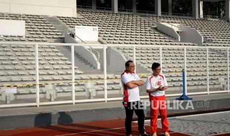 Sekjen PASI Tigor Tanjung (kanan) saat meninjau latihan cabor atletik di Stadion Madya, Komplek GBK, Jakarta.