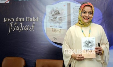 Penulis Buku Jawa dan Halal di Thailand Marissa Haque Fawzi menghadiri launching dan bedah buku Jawa dan Halal di Thailand di Gedung Pusat Dakwah Muhammadiyah, Jakarta, Senin (26/2).