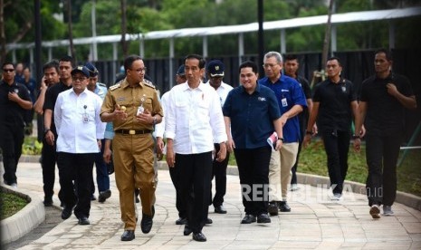 Tinjau Kesiapan Wisma Atlet. Presiden Joko Widodo (tengah) bersama Gubernur DKI Jakarta Anies Baswedan,  dan Ketua INASGOC Erick Thohir (kanan) meninjau kesiapan Wisma Atlet Asian games 2018 di Kemayoran, Jakarta, Senin (26/2).