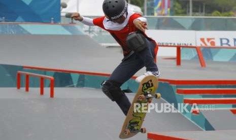 Perunggu dari Skateboard Putri. Atlet Skateboard Putri Indonesia Nyimas Bunga bertanding pada cabang Skateboard nomor Jalan Putri Asian Games 2018 di Komplek Olahraga Jakabaring, Palembang, Rabu (29/8).