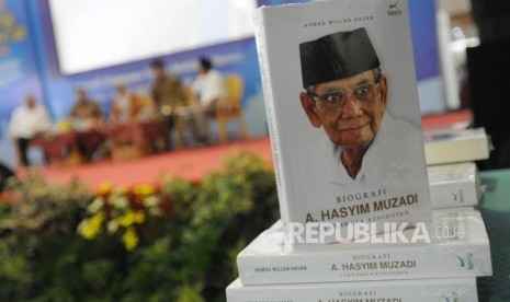 Buku biografi KH. Hasyim Muzadi dipajang saat kegiatan bedah buku pada acara Islamic Book Fair 2018 di Jakarta Convention Center, Jakarta, Jumat (20/4).