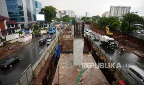  Pengerjaan proyek LRT di Kawasan Cawang, Jakarta.