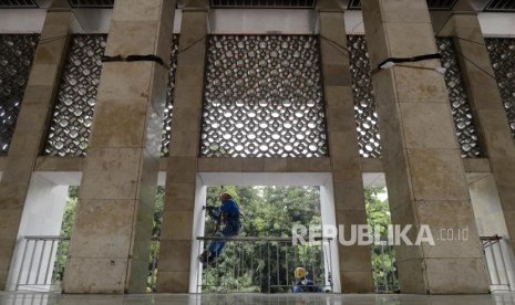 Sejumlah pekerja saat menyelesaikan proyek renovasi Masjid Istiqlal, Jakarta, Sabtu (20/7).