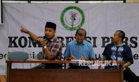 Sekjen Federasi Serikat Guru Indonesia (FSGI) Heru Purnomo (tengah) didampingi Wakil Sekjen FSGI Satriwan Salim (kiri) dan Bendahara FSGI Slamet Maryanto (kanan) memberikan penjelasan saat konferensi pers di Gedung LBH Jakarta, Ahad (3/12).