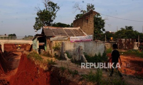 Sejumlah alat berat beraktivitas di dekat rumah yang berada di kawasan Tol Cinere-Jagorawi (Cijago) Seksi II, Depok, Jawa Barat, Sabtu (7/7).