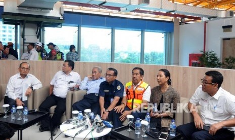 Menteri BUMN Rini Soemarno (kedua kanan) didampingi Dirut PT Railink Heru Kuswano (kanan) menggelar konferensi pers usai mencoba kereta Bandara Soekarno-Hatta di Stasiun BNI City, Menteng, Jakarta Pusat, Selasa (28/11).