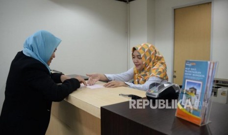 Petugas melayani nasabah di salah satu kantor Bank Danamon di Jakarta. Gencar edukasi nasabah Danamon sediakan Community Lounge di dua KC