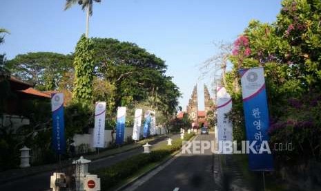 Persiapan Pertemuan IMF. Banner dipasang di jalan masuk pertemuan IMF-World Bank 2018 di Nusa Dua, Bali, Ahad (7/10).