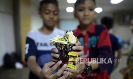 Sejumlah anak-anak melaksanakan kegiatan Fun Science di Kantor Republika, Jakarta, Sabtu (20/7).