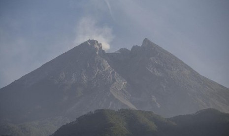 Asap solfatara muncul dari kawah Gunung Merapi terlihat dari Cangkringan, Sleman, DI Yogyakarta, Minggu (3/6).