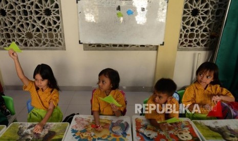 Sejumlah murid PAUD Tunas Bina saat melaksanakan kegiatan belajar mengajar di Masjid Al-Ikhlas, Tamansari, Jakarta Barat, Selasa (30/10).