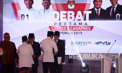 Pasangan Capres dan Cawapres nomor urut 01 Joko Widodo-KH Ma'ruf Amin bersalaman dengan Pasangan Capres dan Cawapres nomor urut 02 Prabowo Subianto-Sandiaga Uno disaksikan Ketua KPU Arief Budiman sebelum debat pertama pasangan calon presiden dan wakil presiden pemilu 2019 di Jakarta, Kamis (17/1).