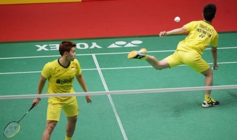 Pasangan ganda putra unggulan pertama asal Indonesia Kevin Sanjaya Sukamuljo (kanan) dan Marcus Fernaldi Gideon (kiri) mencoba mengembalikan shuttlecock kearah lawannya pasangan Thailand Tinn Isriyanet dan Kittisak Namdash dalam babak pertama Indonesia Master di Istora Senayan, Jakarta, Rabu (24/1).