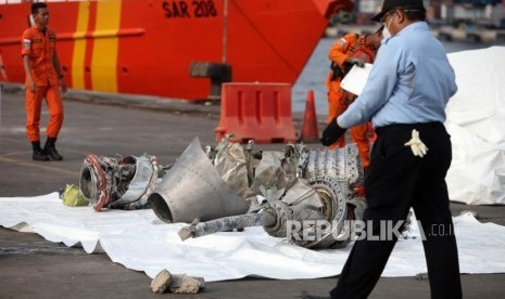 Petugas mengecek puing pesawat Lion Air JT-610 yang jatuh di Tanjung Priok, Jakarta, Rabu (7/11).