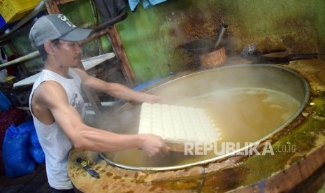 Aktivitas pekerja menggoreng tahu disalah satu pabrik tahu, di sentra tahu Cibuntu, Kota Bandung, Selasa (17/7).