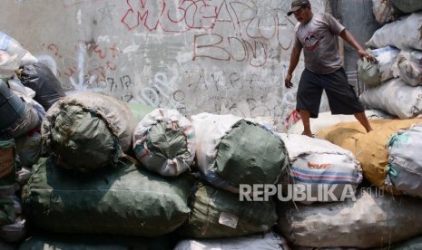 Pekerja merapikan sampah plastik yang sudah dipilih di tempat pengepul sampah, Jalan Tanjung Selor, Jakarta Pusat, Rabu (18/9/2019).