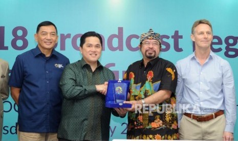 Wakil Ketua Pelaksana Asian Games 2018 (INASGOC) Sjafrie Sjamsoeddin, Ketua Pelaksana Asian Games 2018 (INASGOC) Erick Thohir  bersama ,  IGBS Project Director Mike Wilmot   dan  perwakilan Univeritas Padjajaran  (kiri ke kanan) berfoto bersama  usai melakukan penandatanganan kerjasama  terkait Program Broadcast Legacy Asian Games 2018 di Jakarta, Rabu (17/1).