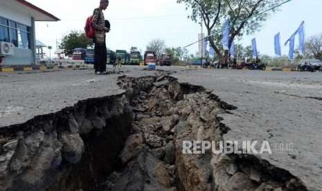 Warga melihat kondisi area parkir ruang tunggu yang retak akibat gempa di Pelabuhan Kayangan, Lombok Timur, NTB, Selasa (21/8).