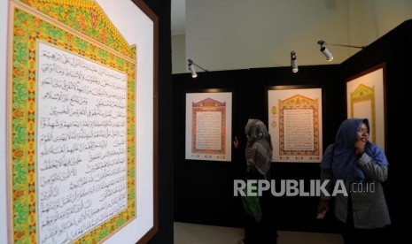 Mushaf Qur'an Betawi. Warga melihat pameran lukisan Mushaf Qur'an Betawi pada kegiatan Hajatan Betawi di Universitas Islam As-Syafi'iyah, Pondok Gede, Bekasi, Jawa barat, Sabtu (11/11).