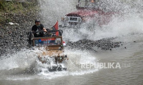 Persepsi Wisata Halal Hanya untuk Muslim tidak Benar. Wisatawan menaiki mobil offroad wisata di kawasan Kali Kuning, Cangkringan, Sleman, Yogyakarta (ilustrasi).