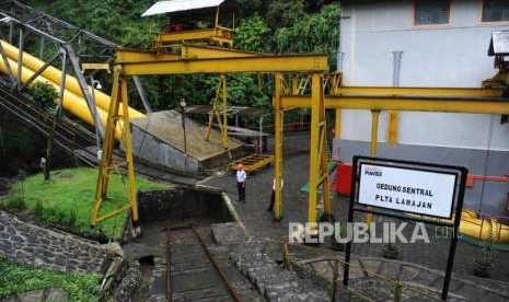 Pembangkit Listrik Tenaga Air (PLTA) LamajanPetugas melakukan penjagaan di Pembangkit Listrik Tenaga Air (PLTA) Lamajan, Pangalengan, Bandung, Jawa Barat, Jumat (5\5).