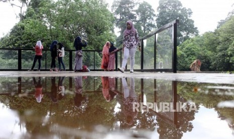 (Ilustrasi) Warga berswafoto saat berwisata di Kebun Raya Bogor, Jawa Barat.