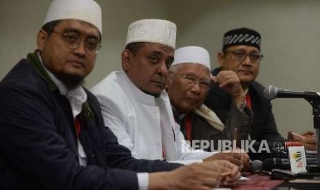 Ketua Pelaksana Ijtima Ulama, Nur Sukma, Ketua Umum Gerakan Nasional Pengawal Fatwa (GNPF) Ulama Yusuf Muhammad Martak, Ketua Stering Committe (SC) Ijtima’ Ulama dan Tokoh Nasional, KH. Abdul Rasyid Abdullah Syafii (kiri ke kanan)  memberikan keterangan kepada media dalam Ijtima Ulama ke II di Jakarta, Ahad (16/9).