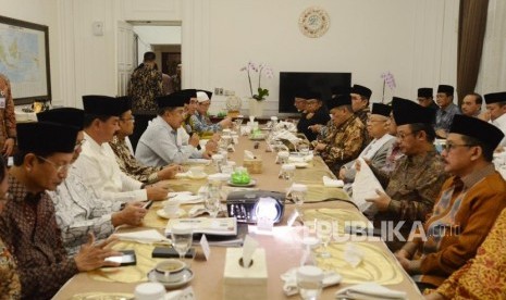 Wakil Presiden Jusuf Kalla saat menggelar pertemuan dengan sejumlah pimpinan organisasi masyarakat Islam di Jakarta, Jumat (26/10).