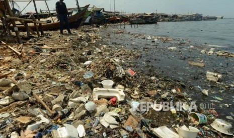 Sejumlah sampah mengalir ke perairan teluk Jakarta di Cilincing, Jakarta Utara, Kamis (22/11).