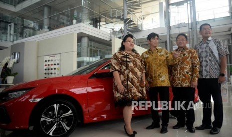 President Director PT Honda Prospect Motor (HPM) Takehiro Watanabe (kedua kiri) berbincang dengan President Director Honda Nusantara MT Haryono Joe Ferry (kedua kanan), President Director Honda Jakarta Center Astrid Rusli (kiri) dan Vice President Director PT HPM Agus Budiman usai meresmikan dealer Honda Nusantara MT Haryono di Jakarta, Selasa (31/7).