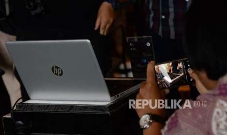 Jurnalis mengambil gambar laptop tebaru HP Joy 2 saat peluncurannya di Jakarta, Selasa (2/10).