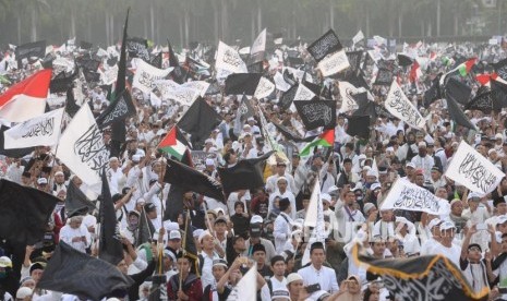 Sejumlah massa dari berbagai organisasi islam mengikuti  reuni aksi 212 di Lapangan Monumen Nasional, Jakarta, Ahad, (2/12).