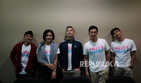 Artis dan sutradara pendukung Film Milly & Mamet Acho, Sissy Prescillia, Ernest Prakasa, Dennis Adhiswara dan Ardit Erwandha,  berfoto saat mengunjungi kantor Redaksi Republika di Jakarta, Kamis (29/11).