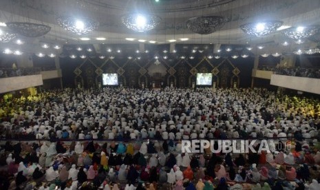 Sejumlah umat Islam saat mengikuti acara Dzikir Nasional di Masjid Agung At Tin, Jakarta, Senin (31/12).