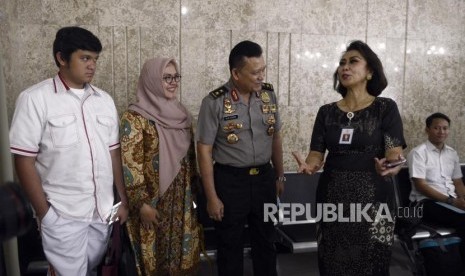 Ketua Panitia Seleksi Calon Pimpinan KPK, Yenti Garnasih berbincang dengan Staf Ahli Kapolri, Irjen Ike Edwin saat menunggu antrean pendaftaran calon pimpinan KPK di Gedung I Sekretariat Negara, Jakarta, Kamis (4/7).