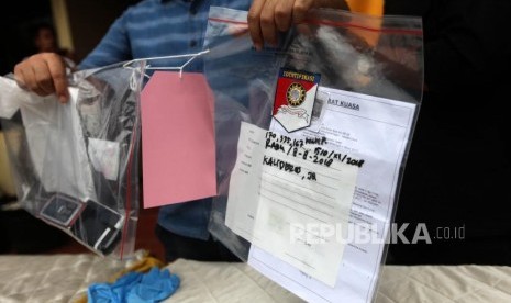 Petugas memperlihatkan barang bukti saat rilis terkait kasus premanisme Hercules di Halaman Polres Jakarta Barat, Jumat (23/11).