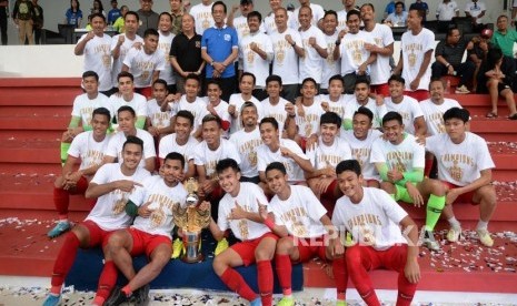 Timnas U23 Juara Trofeo HB X. Pemain Timnas U23 berfoto bersama piala Trofeo HBX 2019 di Stadion Mandala Krida, Yogyakarta, Ahad (8/9/2019).