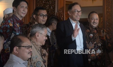 Mantan Wakil Perdana Menteri Malaysia Anwar Ibrahim menyapa wartawan sebelum melakukan pertemuan dengan Presiden ketiga RI BJ Habibie di Jakarta, Ahad (20/5).